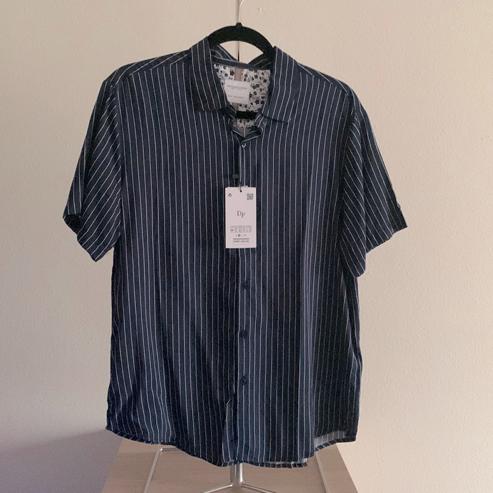 Mens casual button down short sleeve shirt, brand new with tags